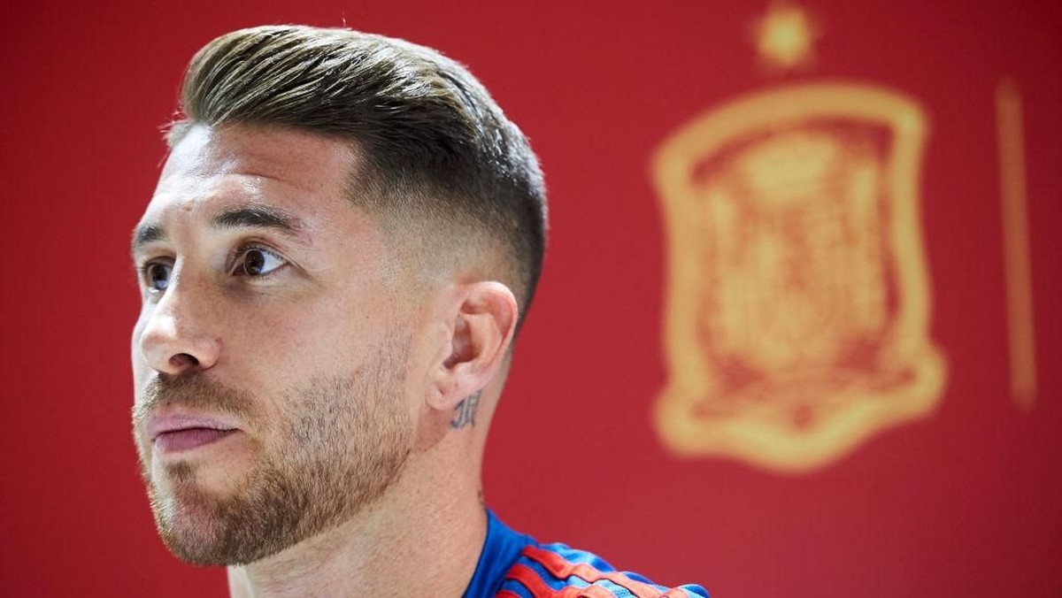 Kapten Timnas Spanyol Sergio Ramos mewaspadai striker Inggris Harry Kane. (Foto: Aitor Alcalde/Getty Images)