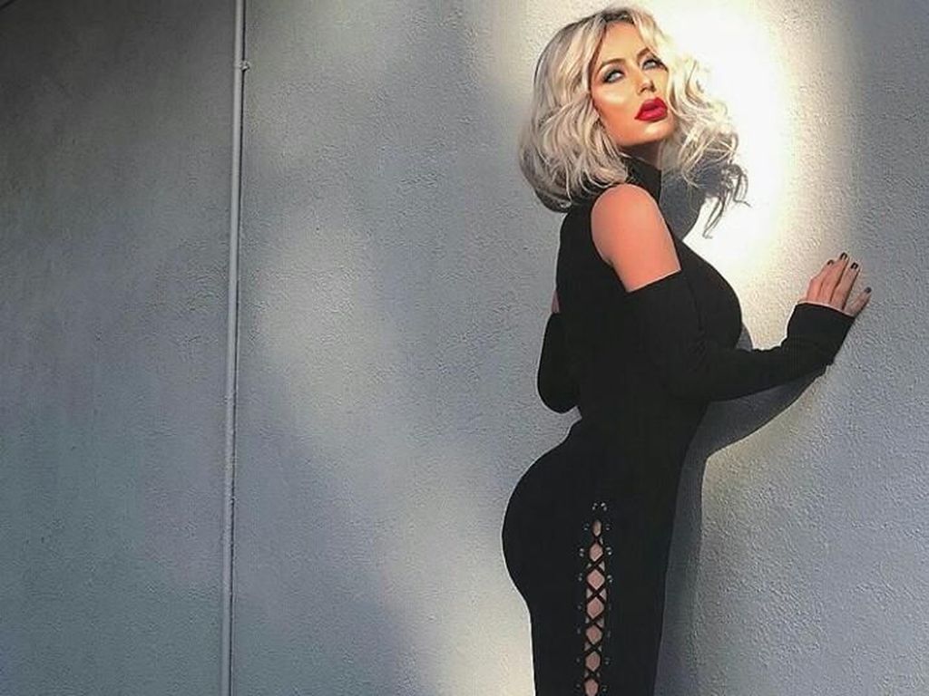 Kisah Musisi Seksi yang Klaim Dipaksa Buka Baju oleh Pramugara Kisah Musisi Seksi yang Klaim Dipaksa Buka Baju oleh Pramugara