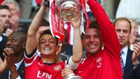Sebanyak tujuh gol dan 14 assist Oezil membantu Arsenal memenangi Piala FA 2013/14. Trofi yang mengakhiri puasa gelar Arsenal sejak terakhir memenangi Premier League 2004/05. Oezil kemudian membantu timnya menangi dua Piala FA lain dalam tiga musim berikutnya. (Foto: Getty Images)
