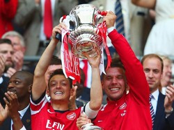 Sebanyak tujuh gol dan 14 assist Oezil membantu Arsenal memenangi Piala FA 2013/14. Trofi yang mengakhiri puasa gelar Arsenal sejak terakhir memenangi Premier League 2004/05. Oezil kemudian membantu timnya menangi dua Piala FA lain dalam tiga musim berikutnya. (Foto: Getty Images)