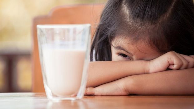 Ilustrasi anak minum susu