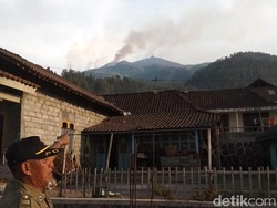 Pemadam Kebakaran di Merbabu Pasang Sekat Agar Api Tak Merembet