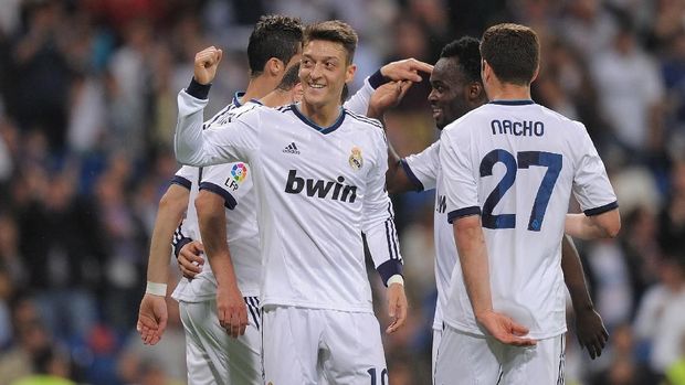 MADRID, SPAIN - MAY 08:  Mesut Ozil of Real Madrid CF celebrates after scoring Real's 3rd goal during the La Liga match between Real Madrid CF and Malaga CF at estadio Santiago Bernabeu on May 8, 2013 in Madrid, Spain.  (Photo by Denis Doyle/Getty Images)