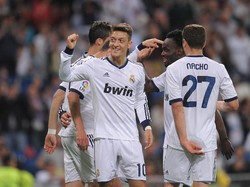 Musim terakhir Oezil di Bernabeu diiringi atmosfer ruang ganti yang tidak kondusif seiring hubungan buruk pemain-pemain Madrid dengan Mourinho. Tapi Oezil tak terpengaruh. Oezil membukukan 10 gol dan 24 assist di 2012/13 sekalipun tak cukup bisa membawa Madrid meraih trofi bergengsi. (Foto: Denis Doyle/Getty Images)