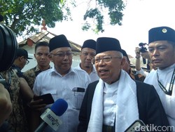 Momen Maruf Amin Diantar Sultan Salat di Masjid Kagungan Dalem