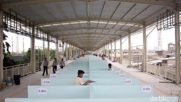 Penampakan Lapak PKL di Skybridge Tanah Abang