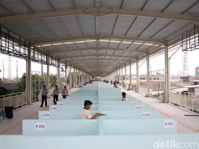Penampakan Lapak PKL di Skybridge Tanah Abang