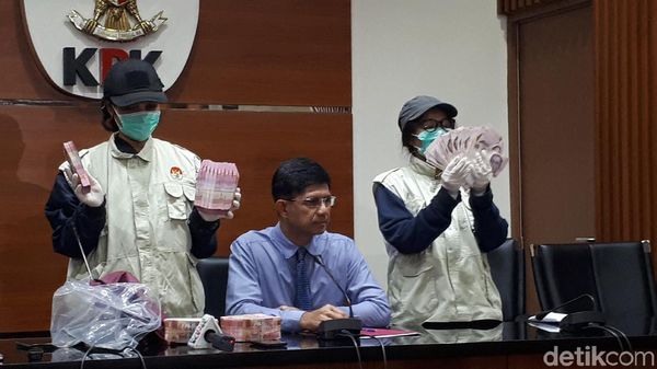 Penampakan Gepokan Duit Dolar Singapura dan Rupiah OTT Suap Meikarta