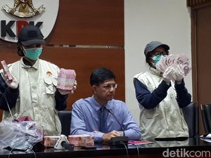 Penampakan Gepokan Duit Dolar Singapura dan Rupiah OTT Suap Meikarta Penampakan Gepokan Duit Dolar Singapura dan Rupiah OTT Suap Meikarta