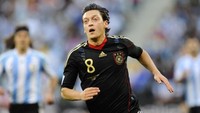 Oezil baru benar-benar mencuri perhatian setelah tampil cemerlang di Piala Dunia 2010. Oezil menjadi bagian dari timnas Jerman, yang diisi skuat muda, namun berhasil finis ketiga. Di turnamen itu, Oezil mengemas tiga assist, jumlah terbanyak bersama Kaka, Thomas Mueller, Bastian Schweinsteiger, dan Dirk Kuyt. (Foto: Daniel Garcia/AFP Photo)