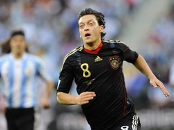 Oezil baru benar-benar mencuri perhatian setelah tampil cemerlang di Piala Dunia 2010. Oezil menjadi bagian dari timnas Jerman, yang diisi skuat muda, namun berhasil finis ketiga. Di turnamen itu, Oezil mengemas tiga assist, jumlah terbanyak bersama Kaka, Thomas Mueller, Bastian Schweinsteiger, dan Dirk Kuyt. (Foto: Daniel Garcia/AFP Photo)