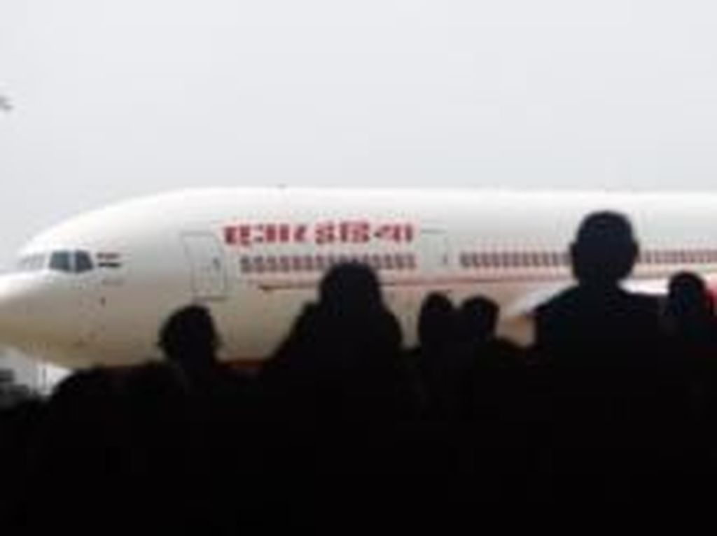 Ngeri! Pramugari Air India Tergelincir dan Jatuh dari Pesawat Ngeri! Pramugari Air India Tergelincir dan Jatuh dari Pesawat