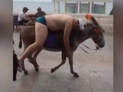 Mabuk Berat, Turis di Rusia Setengah Telanjang Naik Keledai