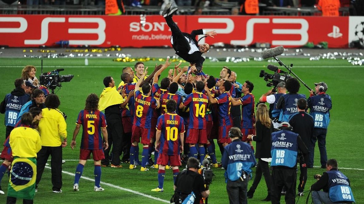Pemain Barcelona mengarak Pep Guardiola usai menjuarai Liga Champions pada musim 2011. (Foto: Michael Regan/Getty Images)
