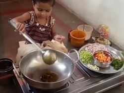 Aksi Cekatan Memasak Bocah Ini Bikin Netizen Kagum