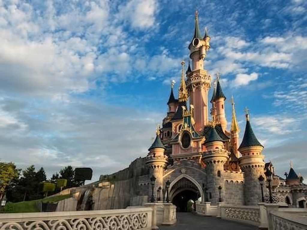 Buka Lagi, Disneyland Paris Sediakan 2000 Handsanitizer dan 3,2 Km Plexiglass