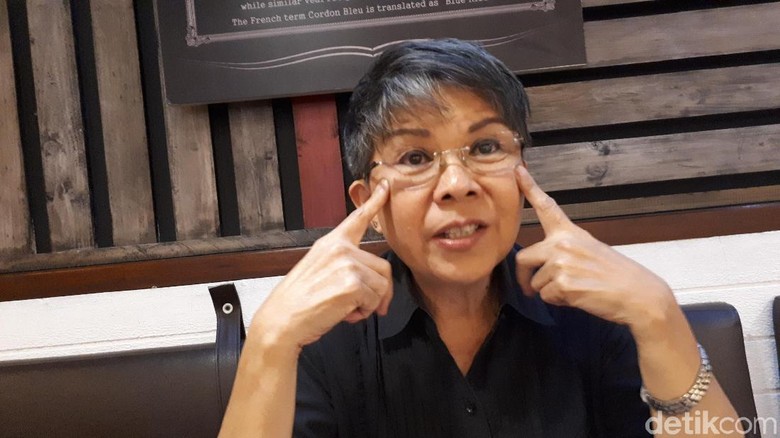 Ini Pinky Warouw, Penerjemah Bahasa Isyarat yang Ekspresif dan Viral Ini Pinky Warouw, Penerjemah Bahasa Isyarat yang Ekspresif dan Viral