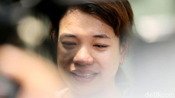 Tangis Asisten Roro Jelang Pemberangkatan Jenazah Ibunda Roro Fitria