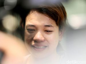 Tangis Asisten Roro Jelang Pemberangkatan Jenazah Ibunda Roro Fitria