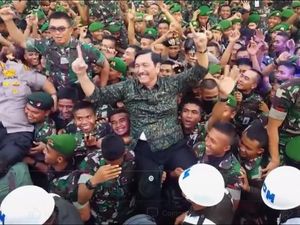 Di Balik Joget Satu Jari Luhut Pandjaitan yang Viral Di Balik Joget Satu Jari Luhut Pandjaitan yang Viral