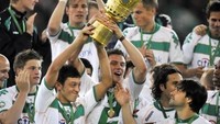 Menjalani karier profesional pertamanya bersama Schalke, Oezil lantas hijrah ke Werder Bremen pada 2008. Di musim pertamanya saat masih berusia 21 tahun, Oezil mencetak gol penentu kemenangan Bremen atas Bayer Leverkusen 1-0 di final Piala DFB. (Foto: John McDougall/AFP Photo)
