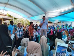 Aksi Sandiaga Naik Kursi saat Resmikan Rumah Pemenangan di Ciamis