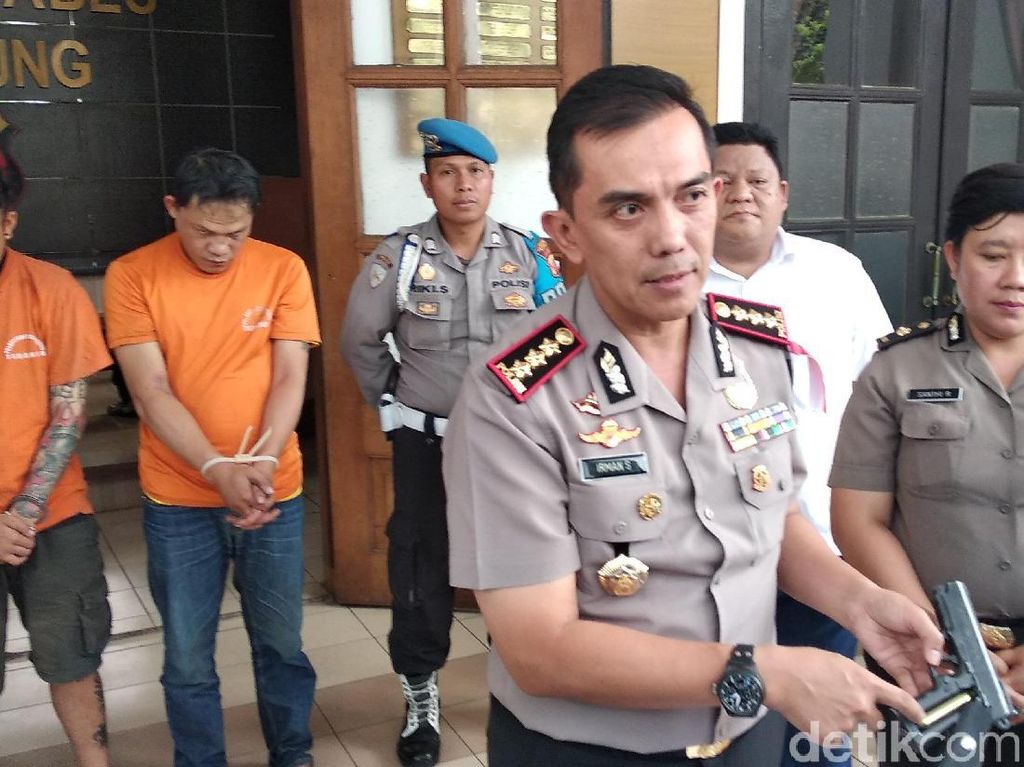 Sejumlah Pria Bawa Airsoft Gun Gasak Barang di Asrama Mahasiswa Papua Sejumlah Pria Bawa Airsoft Gun Gasak Barang di Asrama Mahasiswa Papua