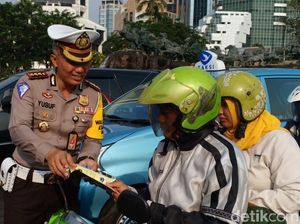 Sosialisasi CCTV Awasi Pelanggar Lalin, Polisi Bagi Brosur di Jakpus Sosialisasi CCTV Awasi Pelanggar Lalin, Polisi Bagi Brosur di Jakpus