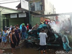 Mobil Terbakar Setelah Ditabrak Truk, 3 Orang Tewas