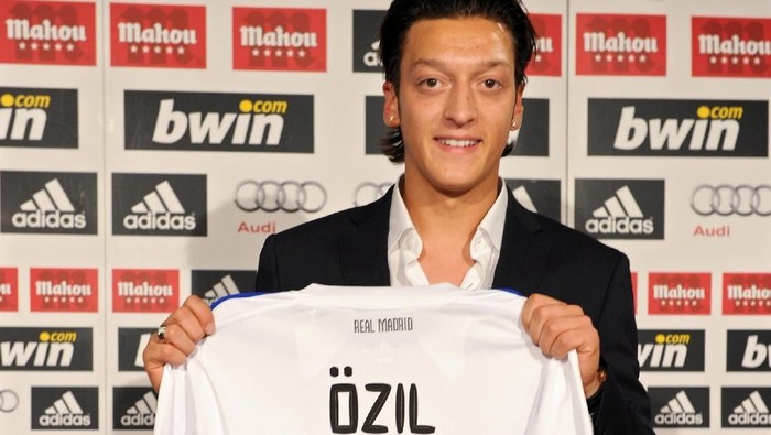 New signing Mesut Ozil poses with Real Madrid director general Jorge Valdano during his presentation as new Real Madrid player at the Estadio Santiago Bernabeu on August 18, 2010 in Madrid, Spain.