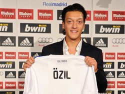 Bersinar di Afrika Selatan, gelandang berdarah Turki itu dilirik raksasa Spanyol Real Madrid. Dengan tebusan sekitar EUR 15 juta, Oezil hijrah ke Santiago Bernabeu. (Foto: Getty Images)