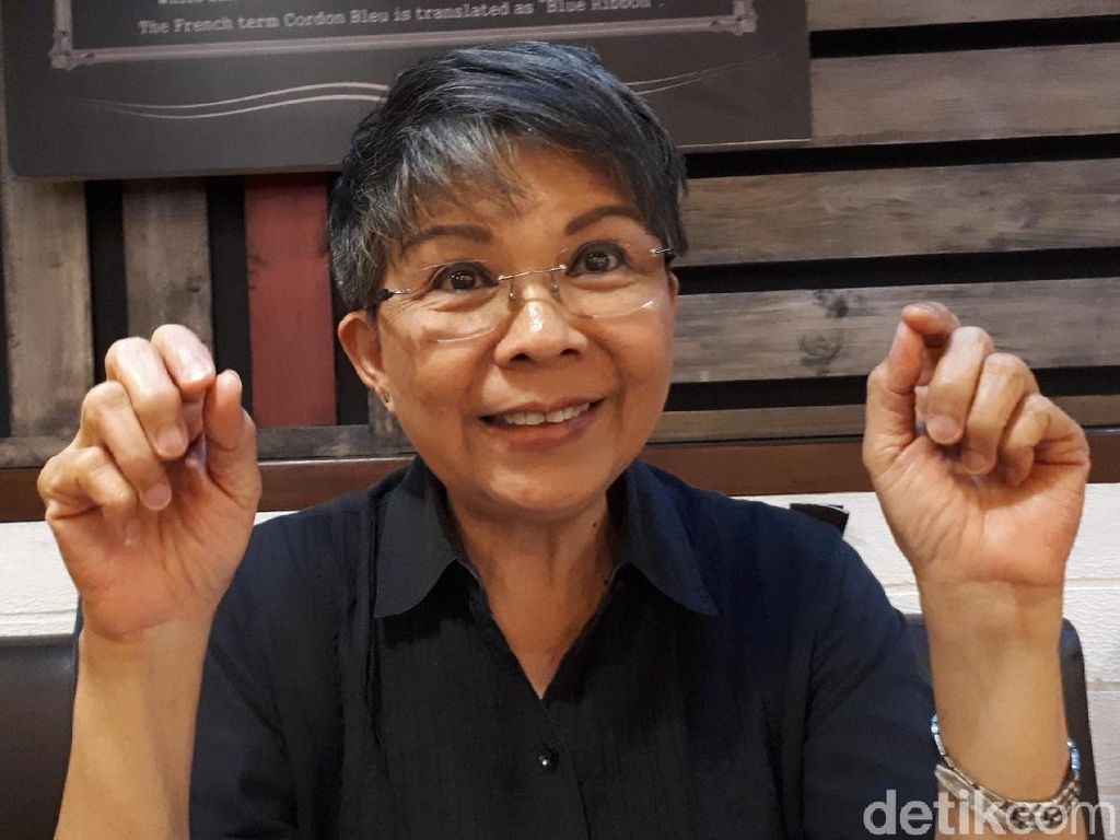 Cerita Pinky Warouw Terjemahkan Gangnam Style ke Bahasa Isyarat Cerita Pinky Warouw Terjemahkan Gangnam Style ke Bahasa Isyarat