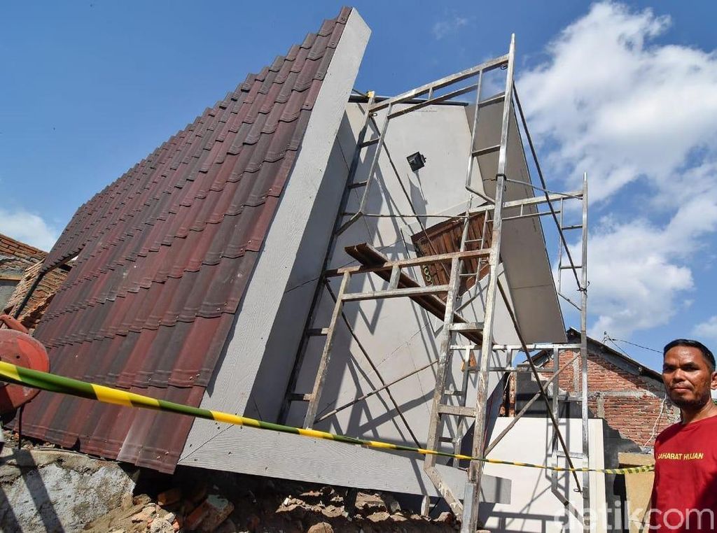 Korban Gempa Lombok Bikin Rumah Terbalik untuk Wisata Korban Gempa Lombok Bikin Rumah Terbalik untuk Wisata