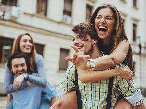 Unik! Lomba Lari Sambil Gendong Istri di Kazakhstan