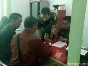Diduga Korupsi Dana BOS, Kepala dan Waka SMK di Brebes Ditahan Diduga Korupsi Dana BOS, Kepala dan Waka SMK di Brebes Ditahan