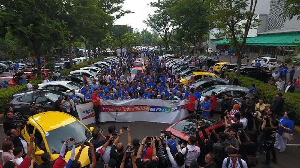 HPM serahkan 200 Brio kepada 200 konsumen pertama di Indonesia.