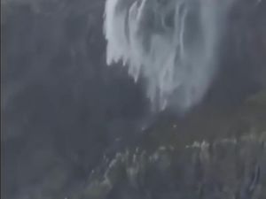 Saat Air Terjun Dihentikan Sementara Oleh Badai Saat Air Terjun Dihentikan Sementara Oleh Badai