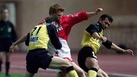 John Arne Riise semusim bekerja sama dengan Henry. Tepatnya di musim 1997/1998, sebelum Henry menyebarang ke Liga Italia. (Foto: Vanina Lucceshi/AFP)