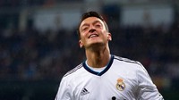 Dari titik itu, Real Madrid tertarik untuk memboyongnya ke Liga Spanyol. Los Blancos saat itu mengeluarkan dana sebesar 15 juta euro untuk mengangkut Ozil dari Werder Bremen. Selama memperkuat Real Madrid pada 2010 hingga 2013, Ozil telah meraih satu gelar La Liga 2011-2012. Ia juga mengantarkan timnya meraih runner-up pada edisi 2010-2011 dan 2012-2013. Denis Doyle/Getty Images