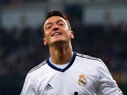 Performa Oezil semakin mentereng. Di 2011/12, Oezil menjadi salah satu pilar utama Madrid memenangi titel juara Liga Spanyol usai mengemas empat gol dan 20 assist. Secara keseluruhan, Oezil membuat tujuh gol dan 29 assist di sepanjang musim. (Foto: Denis Doyle/Getty Images)