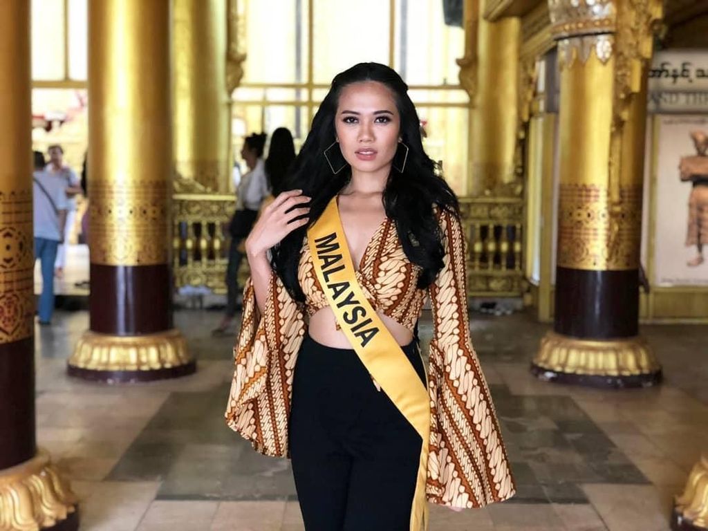 Liburannya Miss Grand Malaysia yang Tuai Kontroversi Pakai Batik Liburannya Miss Grand Malaysia yang Tuai Kontroversi Pakai Batik