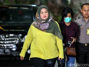 Neneng Hassanah, Bupati Muda yang Terjerembap Tanah Basah Meikarta Neneng Hassanah, Bupati Muda yang Terjerembap Tanah Basah Meikarta
