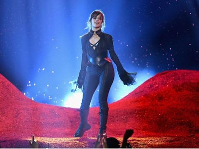 Deretan Artis Hollywood Bertubuh Mungil yang Sering Tampil Seksi