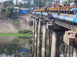 Potret Sniper Ikan di Pinggir Jembatan Porong Lama Sidoarjo Potret Sniper Ikan di Pinggir Jembatan Porong Lama Sidoarjo