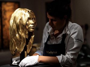 Tertarik Beli? Patung Emas Kate Moss Dilelang Rp 6 Miliar