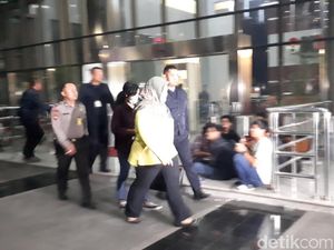 Ditangkap, Bupati Bekasi Tersangka Suap Meikarta Tiba di KPK Ditangkap, Bupati Bekasi Tersangka Suap Meikarta Tiba di KPK