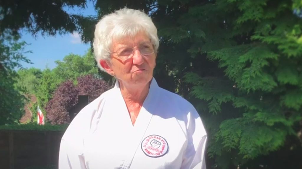 Potret Nenek Ninja yang Berhasil Kalahkan Kanker dan Jadi Juara Karate