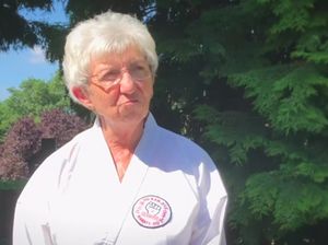 Potret Nenek Ninja yang Berhasil Kalahkan Kanker dan Jadi Juara Karate