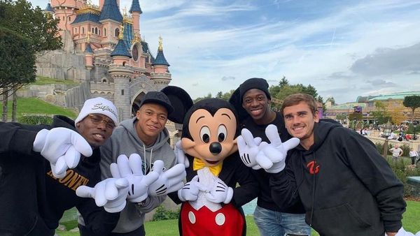 Foto: Ketika Mbappe dkk Main ke Disneyland, Inilah yang Terjadi