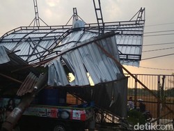 Bojonegoro Dilanda Hujan Angin Kencang, Pohon dan Reklame Tumbang